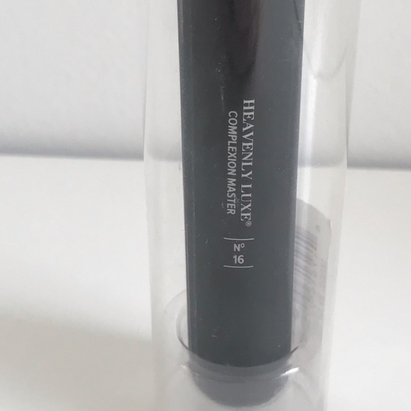 COPY - IT Cosmetics Heavenly Luxe Complexion Master Brush #16 - Picture 7 of 11